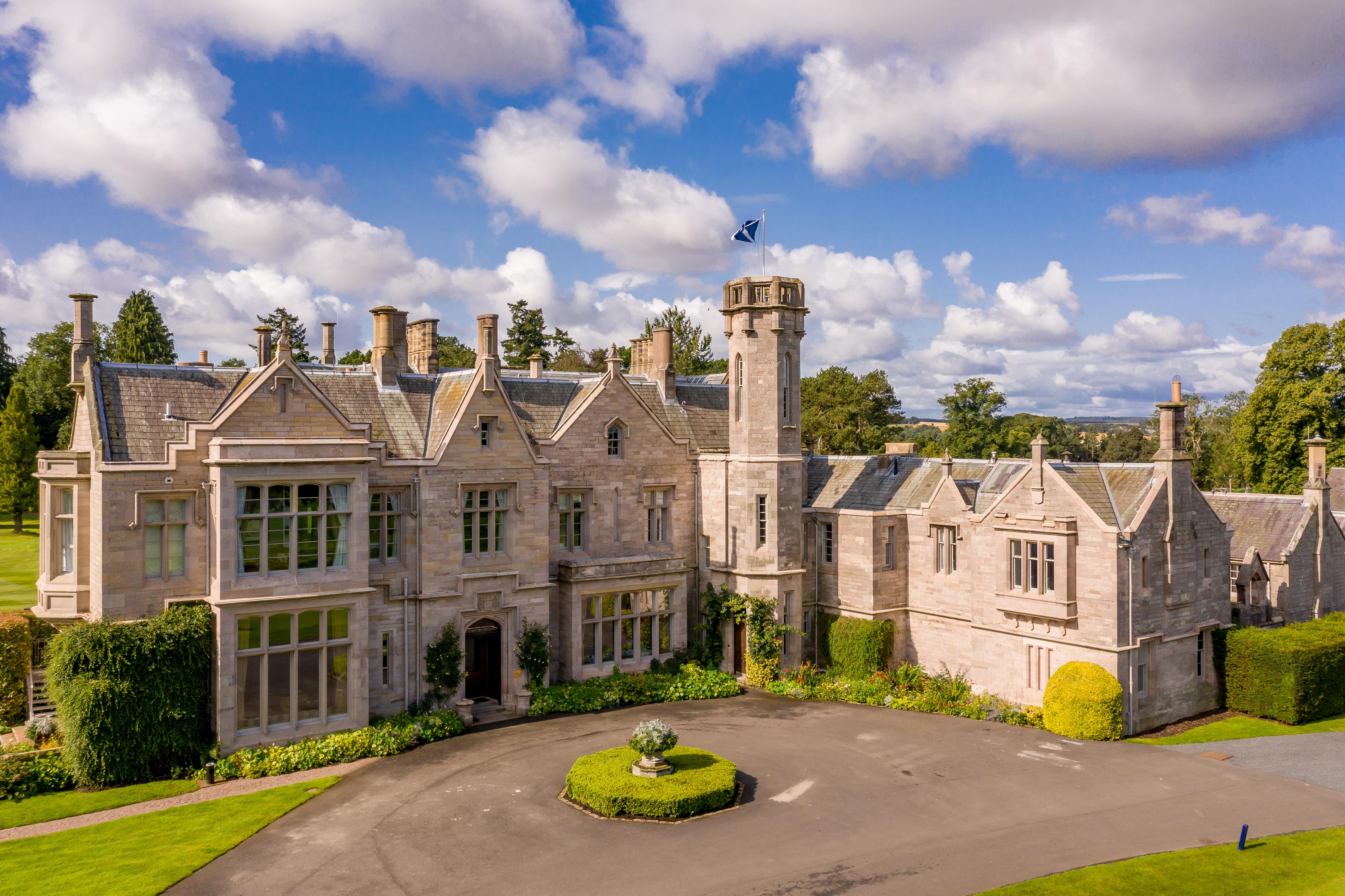 Schloss Roxburghe, Part Of Destination By Hyatt Bagian luar foto The main entrance to the school