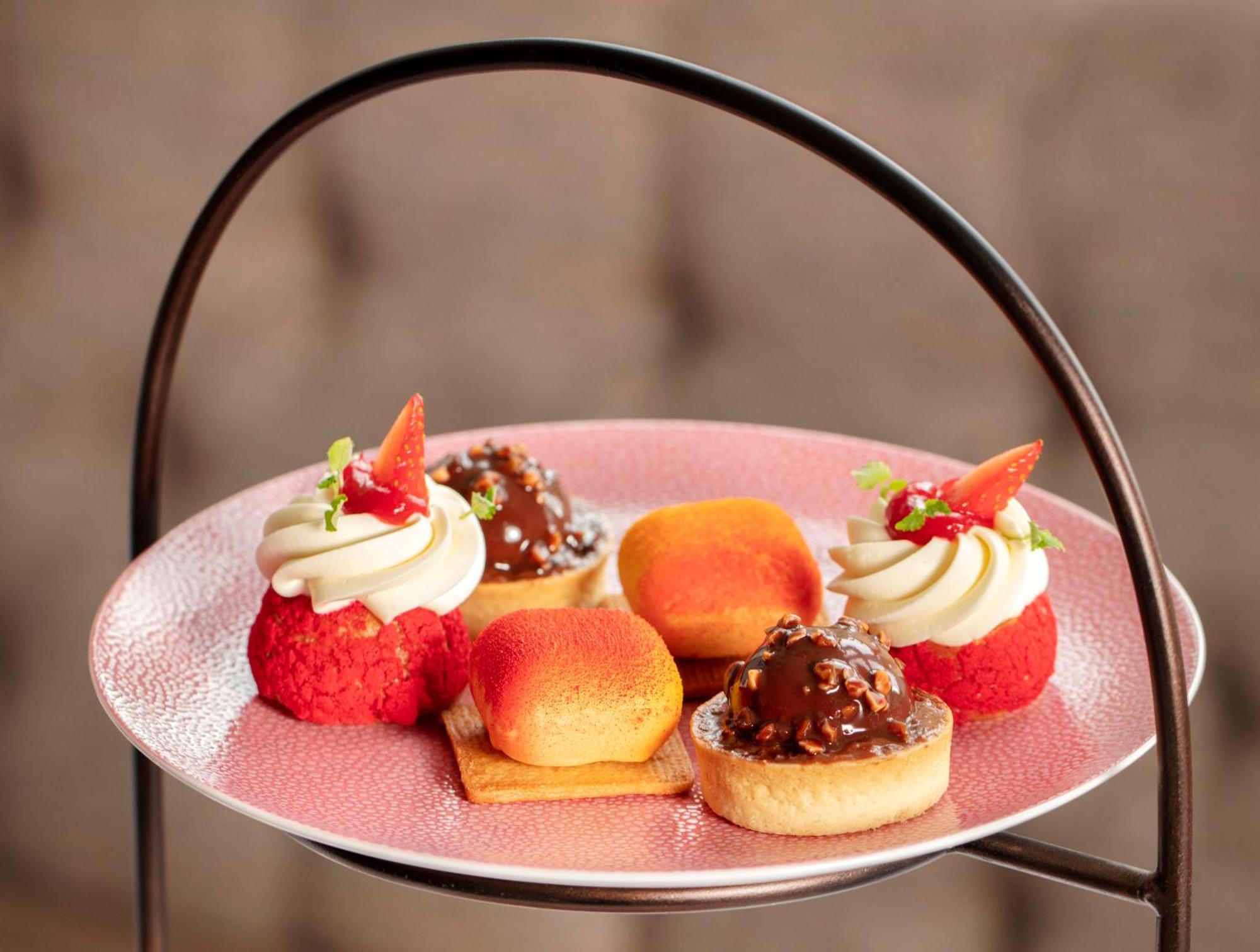 Schloss Roxburghe, Part Of Destination By Hyatt Bagian luar foto A selection of petits fours