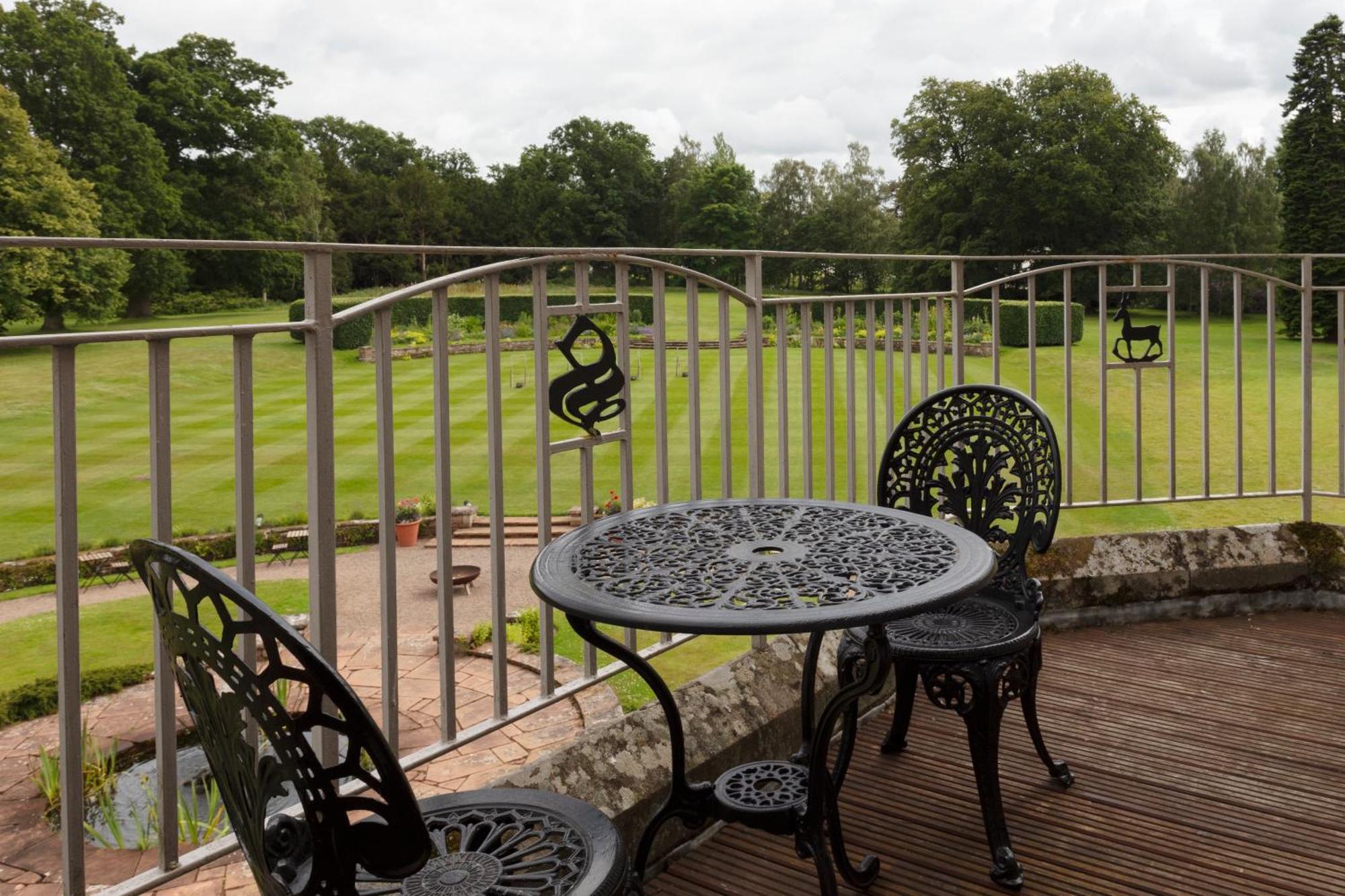 Schloss Roxburghe, Part Of Destination By Hyatt Bagian luar foto The balcony at the hotel