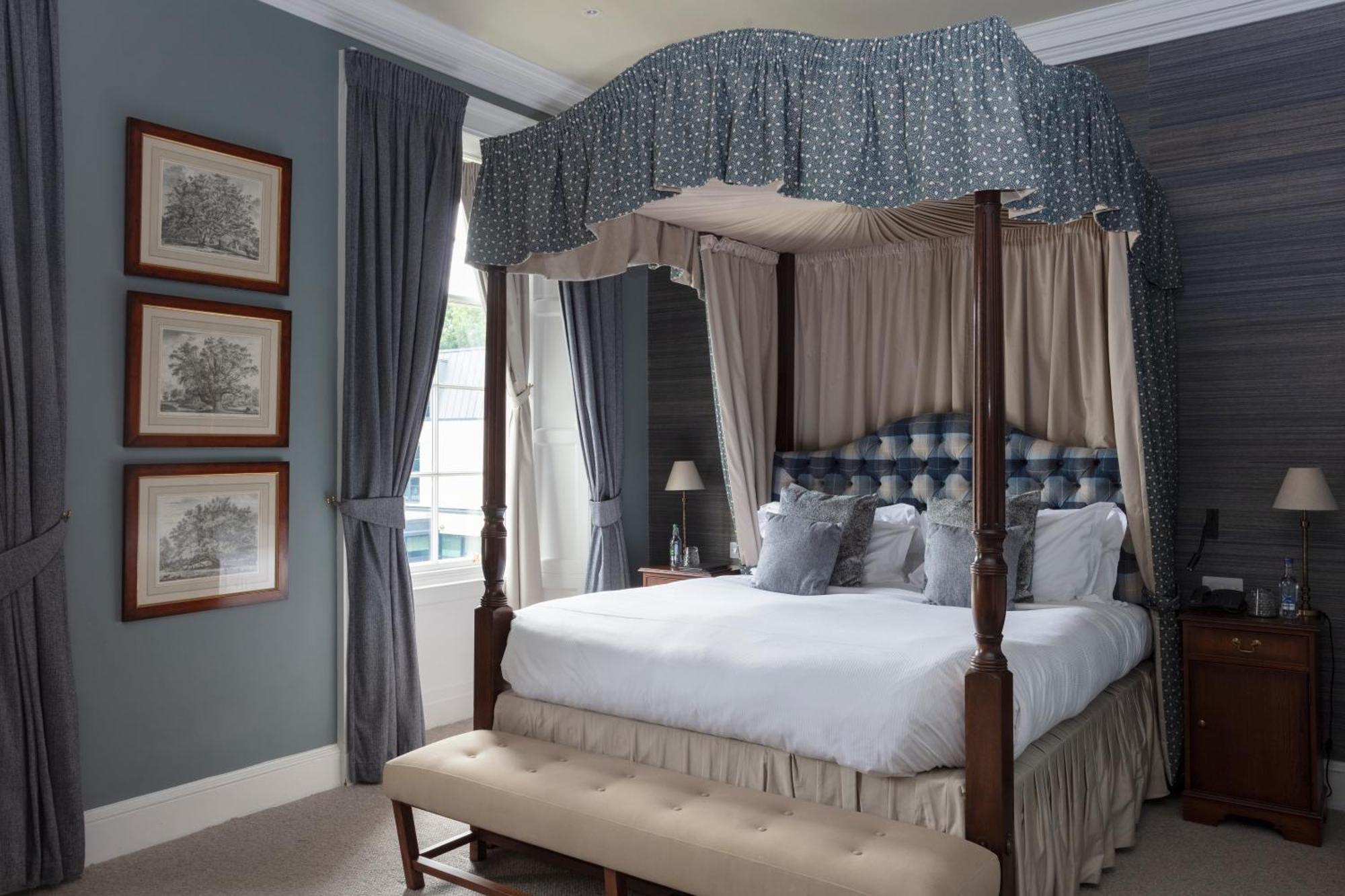 Schloss Roxburghe, Part Of Destination By Hyatt Bagian luar foto A bedroom at the hotel