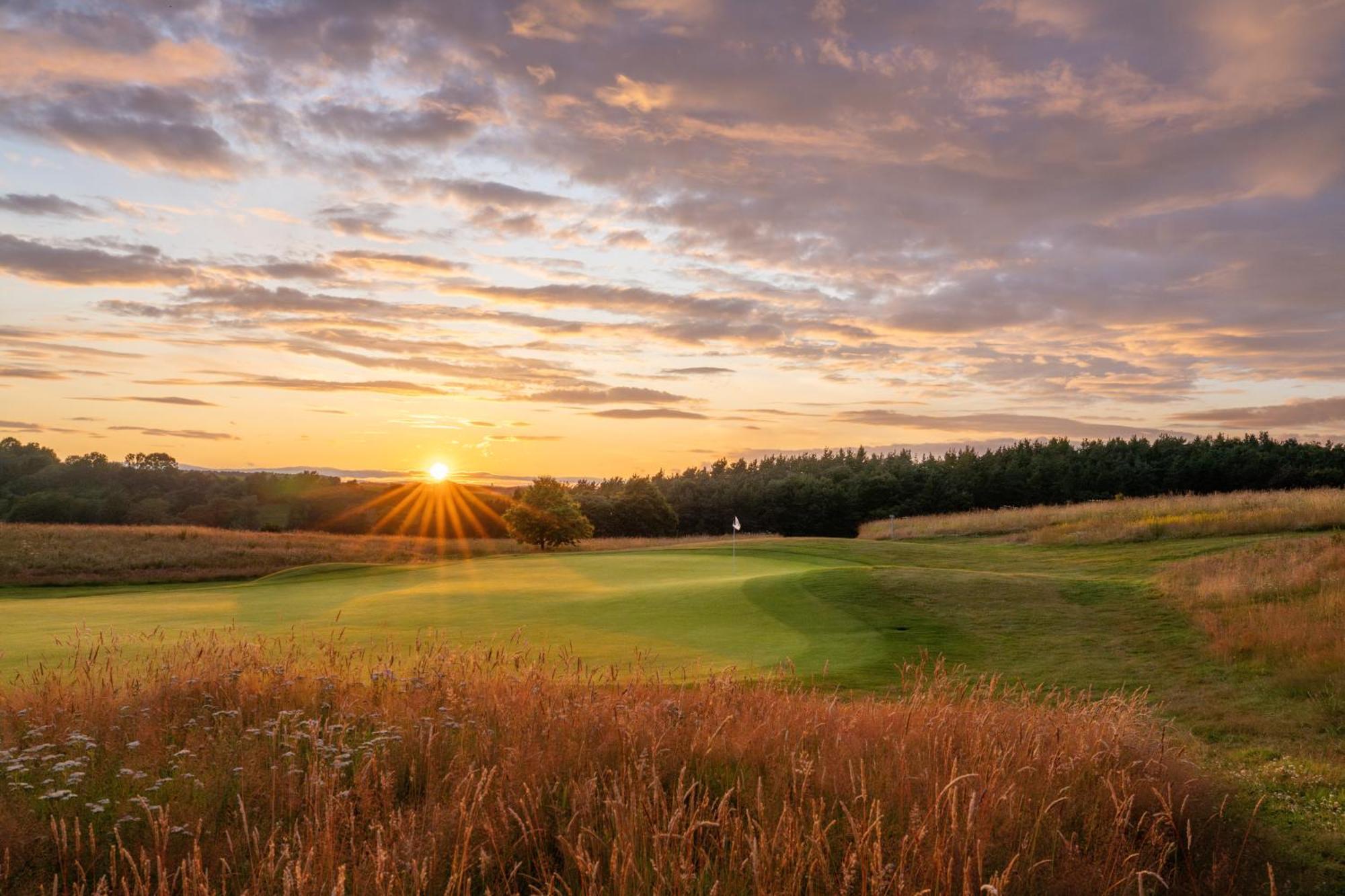 Schloss Roxburghe, Part Of Destination By Hyatt Bagian luar foto Sunset over the fields of the town