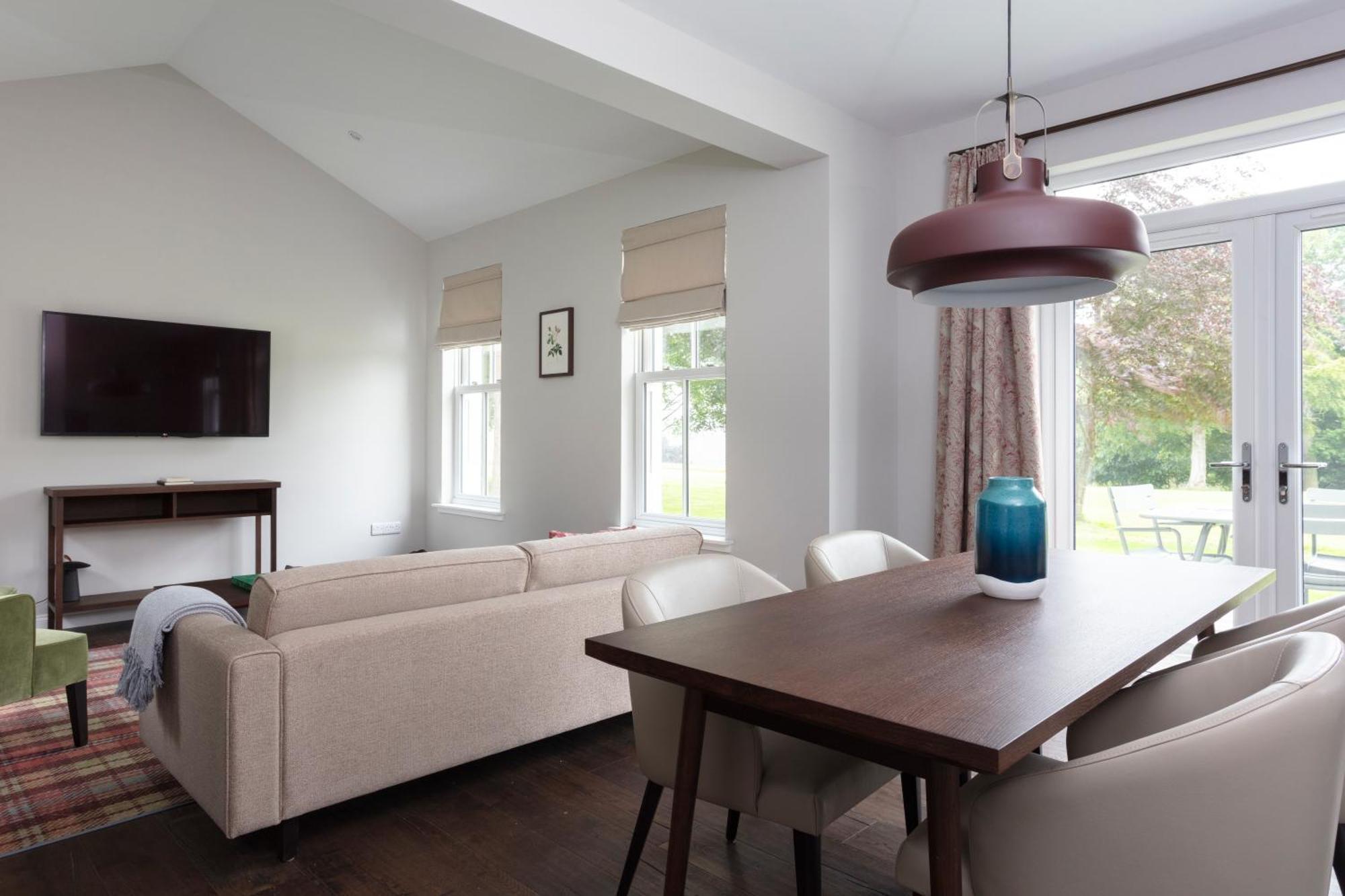 Schloss Roxburghe, Part Of Destination By Hyatt Bagian luar foto A living room with a sofa and a table