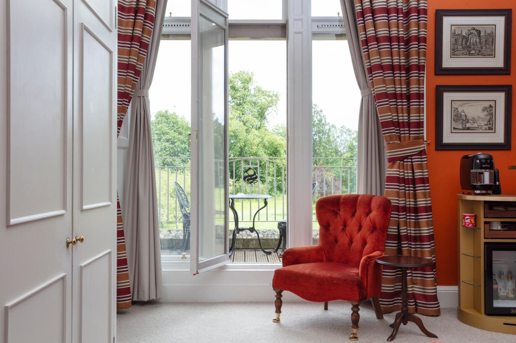 Schloss Roxburghe, Part Of Destination By Hyatt Bagian luar foto A window with a window seat